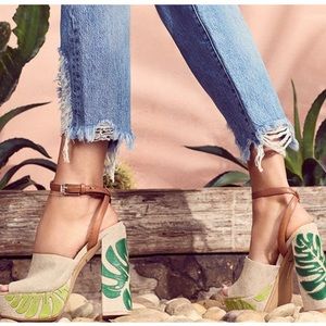 Dolce Vita ‘Lando’ Platform Sandals
*Sold Out* Women's Size 7, Green Palm Print